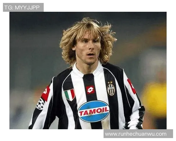 黄色长发足球球星闪耀绿茵场 技艺与风格兼具引领潮流